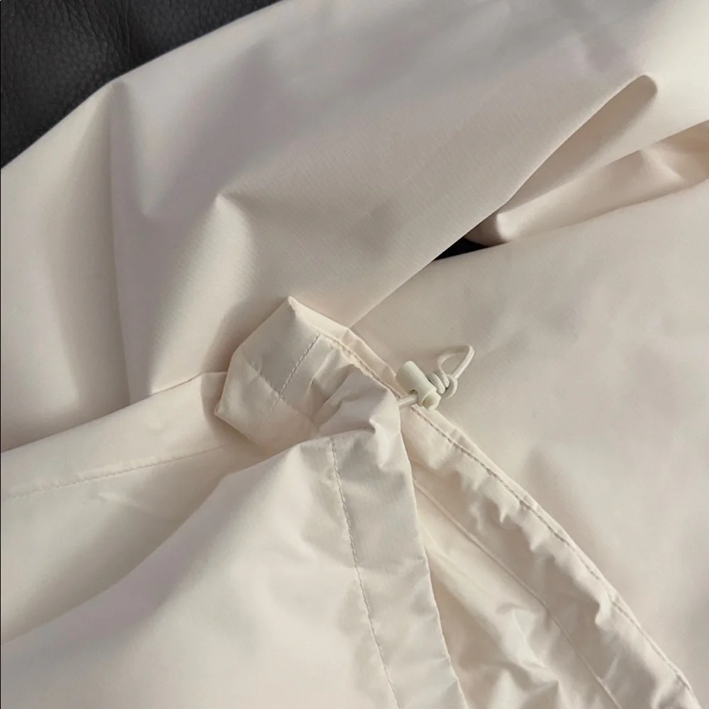 The North Face Women's dryvent Jacket in Cream - Picture 8 of 9